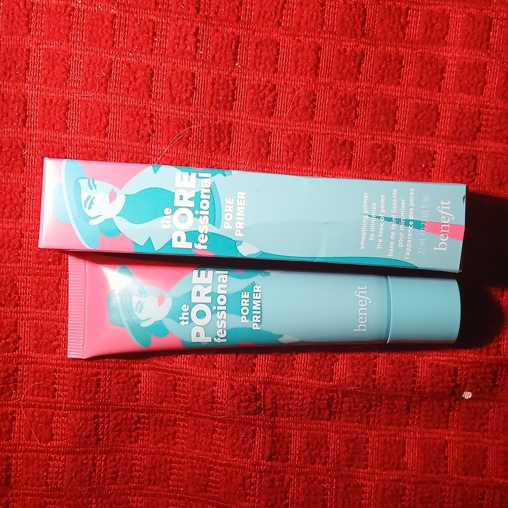 Benefit The POREfessional Smoothing face primer to minimize the look of pores